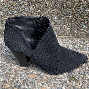 Vince Camuto ‘Lalorna” heeled bootie blk size 9